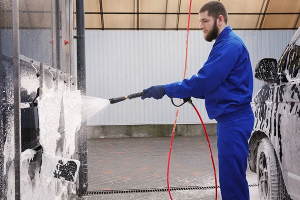 Trabajador de limpieza de alfombras de automóviles con agua de alta presión j — Foto de Stock