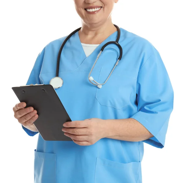 Reife Ärztin mit Klemmbrett auf weißem Hintergrund, Nahaufnahme — Stockfoto