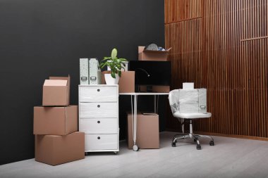 Mukavva kutular ve paketlenmiş eşyalar ofiste. Taşınma günü