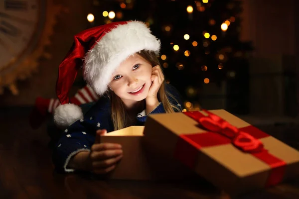 Милый Ребенок Открывает Волшебную Подарочную Коробку Возле Елки Ночью — стоковое фото