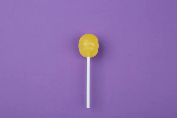 Tasty lemon lollipop on purple background, top view — Stock Photo, Image