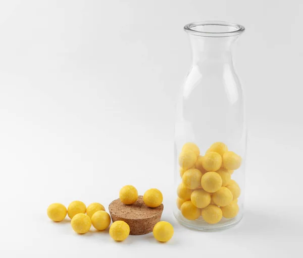 Gotas de limão saborosas e garrafa no fundo branco — Fotografia de Stock