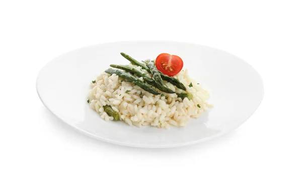 Risoto delicioso com espargos e tomate isolado em branco — Fotografia de Stock