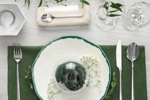 Elegante ambiente festivo en mesa de madera blanca, puesta plana — Foto de Stock