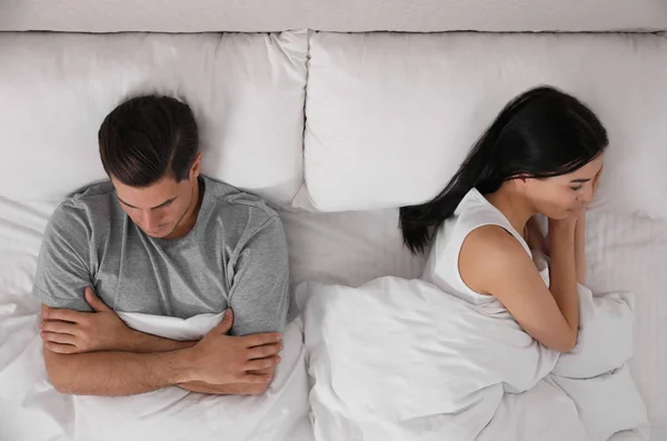 Casal infeliz com problemas de relacionamento após briga na cama , — Fotografia de Stock
