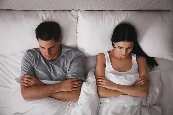 Pár s problémy vztahu v posteli doma, pohled shora — Stock fotografie