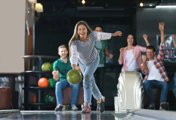 Ung Kvinna Kastar Boll Och Umgås Med Vänner Bowlingklubb — Stockfoto