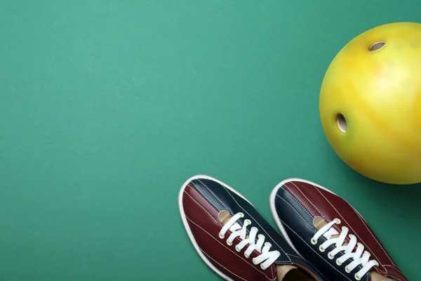 Bowling koule a boty na zeleném pozadí, byt ležel. Mezera pro — Stock fotografie