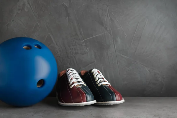 Scarpe da bowling e palla su tavolo in pietra grigia. Spazio per testo — Foto Stock