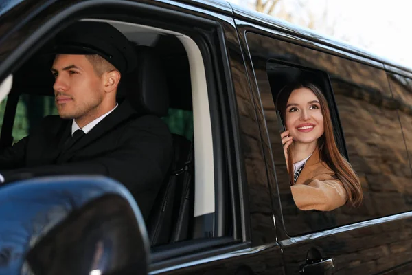 Motorista profissional e empresária em carro de luxo. Chauffeur s — Fotografia de Stock