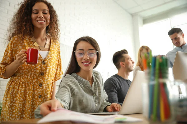 Equipo de diseñadores profesionales que trabajan en la oficina —  Fotos de Stock