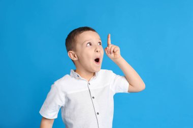 Mavi arka planda duygusal küçük bir çocuğun portresi