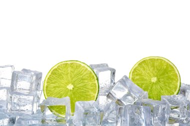 Beyaz zeminde buz küpleri ve limonlar