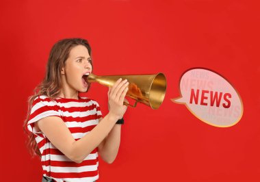 Kırmızı arka planda megafonu olan genç bir kadın.