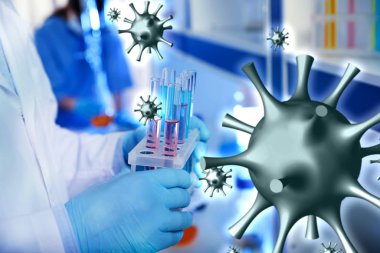 Laboratuvarda test tüpleri ve sıvılar tutan bir bilim adamı. Coronavirüs araştırması