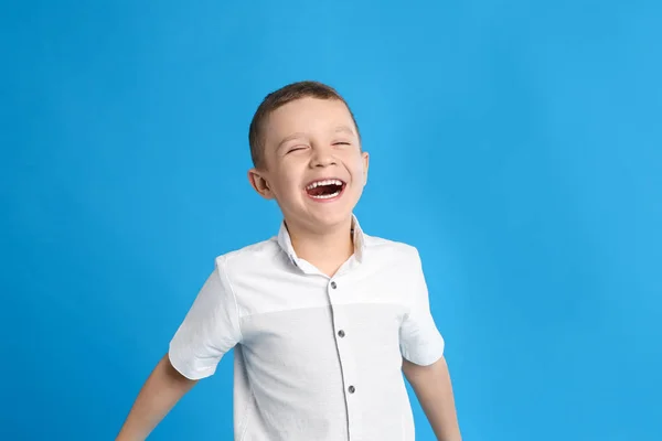 Portret van schattige kleine jongen op blauwe achtergrond — Stockfoto