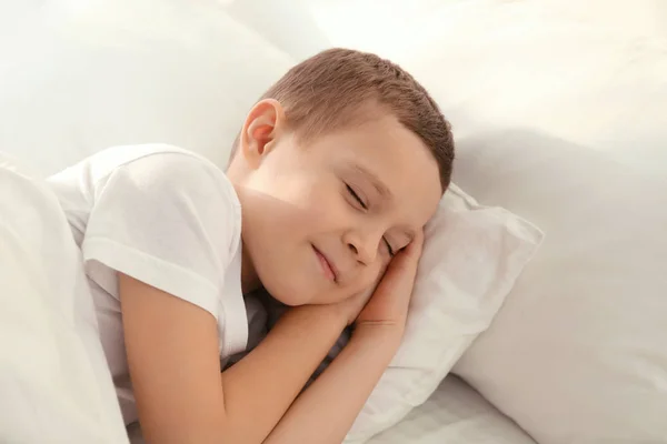 Roztomilý malý chlapec spí v posteli doma — Stock fotografie