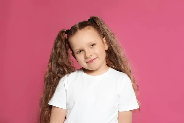 Portrét holčička na růžovém pozadí — Stock fotografie