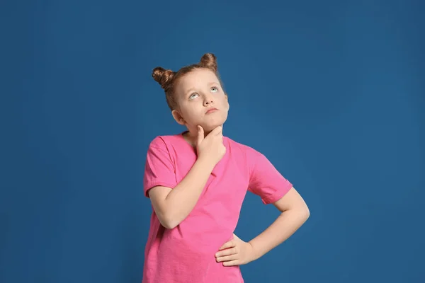 Porträt eines emotionalen Mädchens auf blauem Hintergrund — Stockfoto