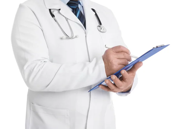 Старший врач с планшетом на белом фоне, крупным планом — стоковое фото
