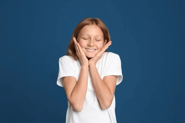 Retrato de niña preadolescente emocional sobre fondo azul —  Fotos de Stock