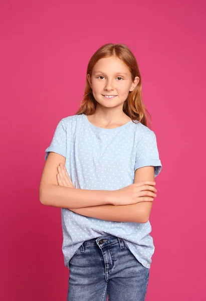 Retrato de menina pré-adolescente no fundo rosa — Fotografia de Stock