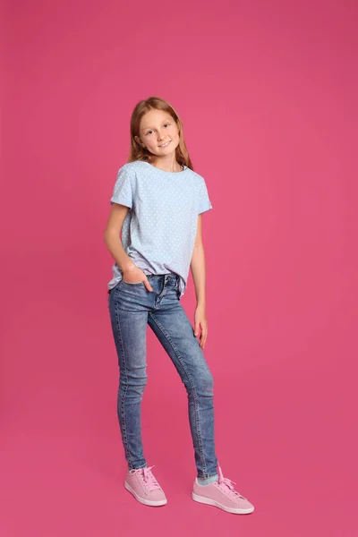 Full längd porträtt av preteen flicka på rosa bakgrund — Stockfoto