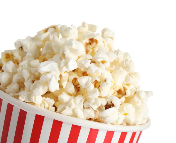 Heerlijke popcorn in papieren beker geïsoleerd op wit, close-up — Stockfoto