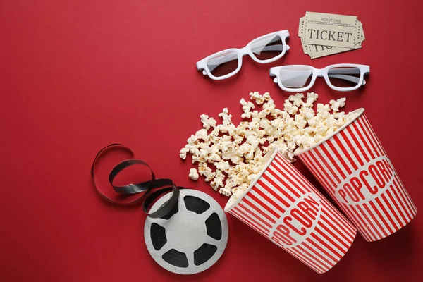 Platt låg sammansättning med läckra popcorn på röd bakgrund — Stockfoto