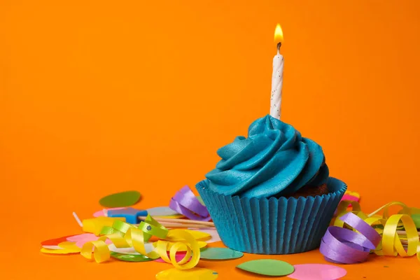 Lahodný narozeninový dortík s modrou smetanou a hořící svíčkou — Stock fotografie