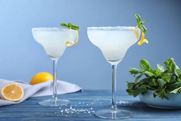 Glazen Lekkere Margarita Cocktail Blauwe Houten Tafel — Stockfoto