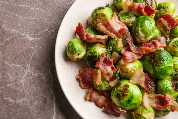 Deliciosos Brotes Bruselas Con Tocino Sobre Mesa Mármol Vista Superior —  Fotos de Stock