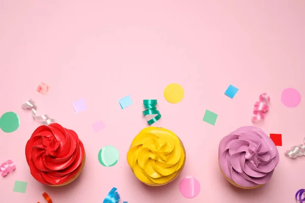 Színes szülinapi muffinok világos rózsaszín háttérrel, lapos fektetés. Szám — Stock Fotó