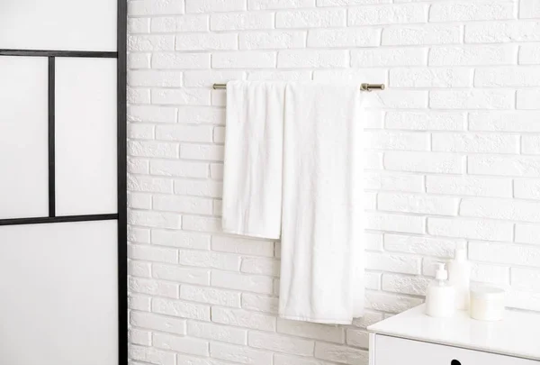 Frische Saubere Handtücher Auf Kleiderbügel Badezimmer — Stockfoto