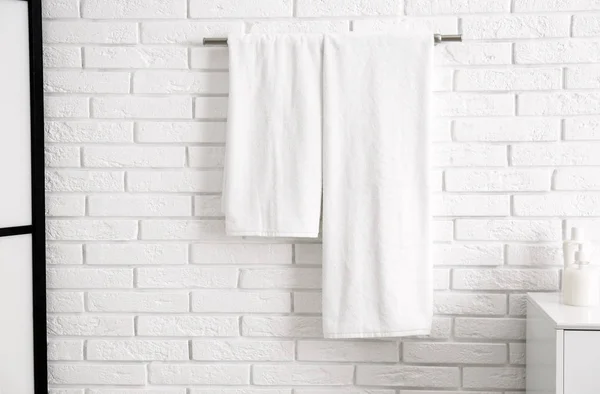 浴室衣架上新的干净毛巾 — 图库照片