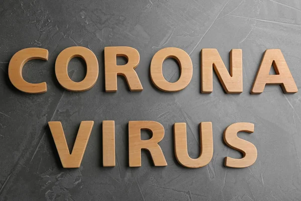 Ord Corona Virus Gjorda Träbokstäver Grått Bord Ovanifrån — Stockfoto