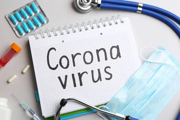 Плоска Композиція Словами Corona Virus Стетоскоп Медицина Світло Сірому Фоні — стокове фото