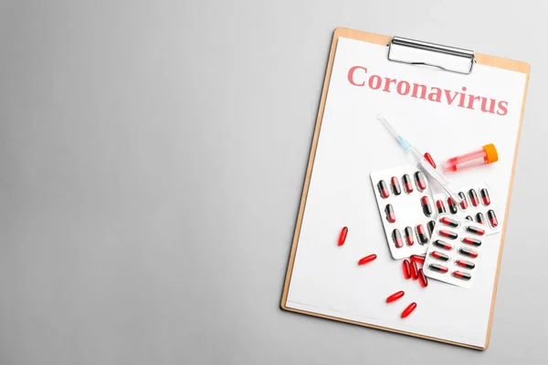 Клавіатура Словом Coronavirus Тестова Трубка Шприц Ліки Світло Сірому Фоні — стокове фото