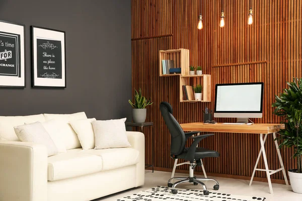 Cómodo Lugar Trabajo Con Computadora Cerca Pared Madera Interior Habitación — Foto de Stock