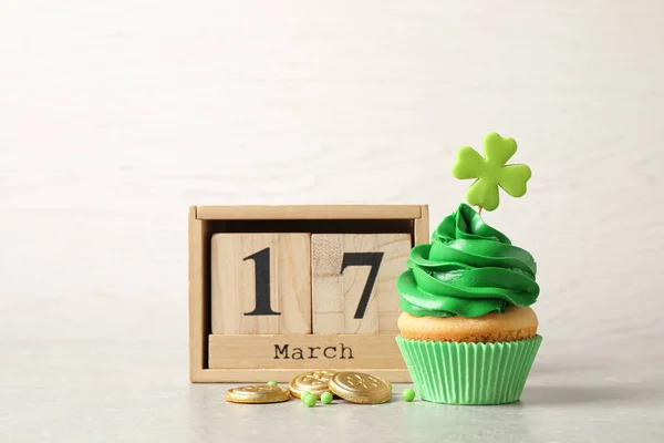 Delicioso Cupcake Decorado Calendario Bloques Madera Monedas Mesa Luz Celebración —  Fotos de Stock