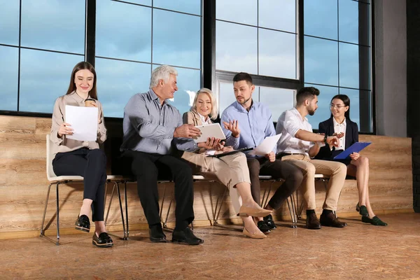 Personas Que Esperan Una Entrevista Trabajo Salón Oficinas —  Fotos de Stock