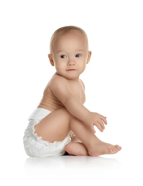 Mignon Petit Bébé Couche Sur Fond Blanc — Photo