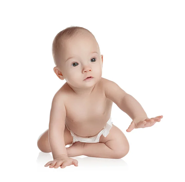 Lindo bebé en pañal sobre fondo blanco — Foto de Stock