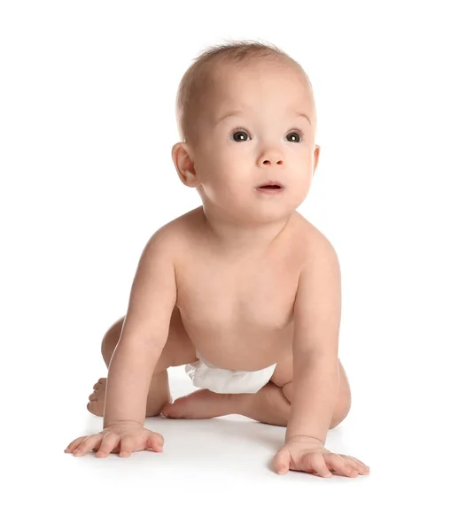 Leuke kleine baby in luier op witte achtergrond — Stockfoto