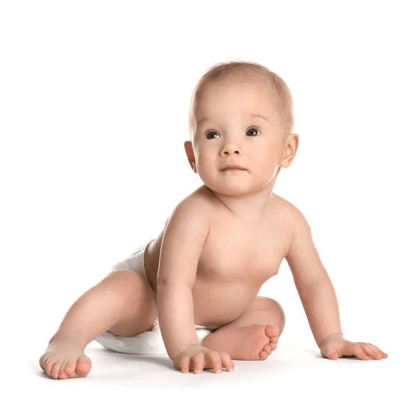 Lindo bebé en pañal sobre fondo blanco — Foto de Stock