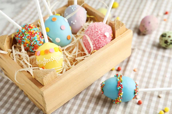 Köstliche Süße Cake Pops Holzkiste Auf Dem Tisch Nahaufnahme Osterferien — Stockfoto