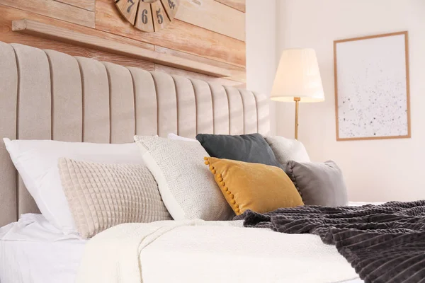 현대식 실내에 베개가 있는 편안 한 침대 — 스톡 사진