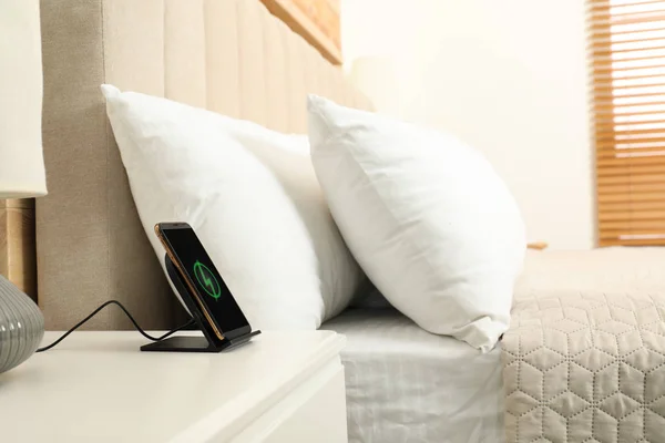 Modernes Handy Aufladen Auf Wireless Pad Schlafzimmer — Stockfoto