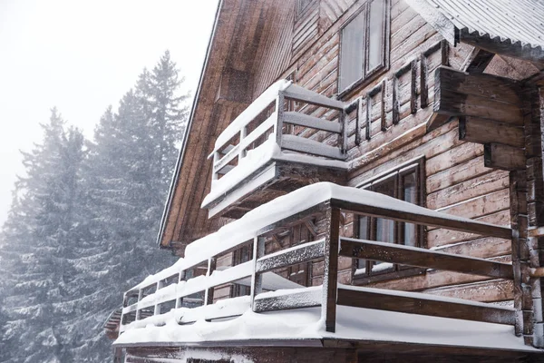 Modernes Holzhaus Einem Verschneiten Tag Winterurlaub — Stockfoto