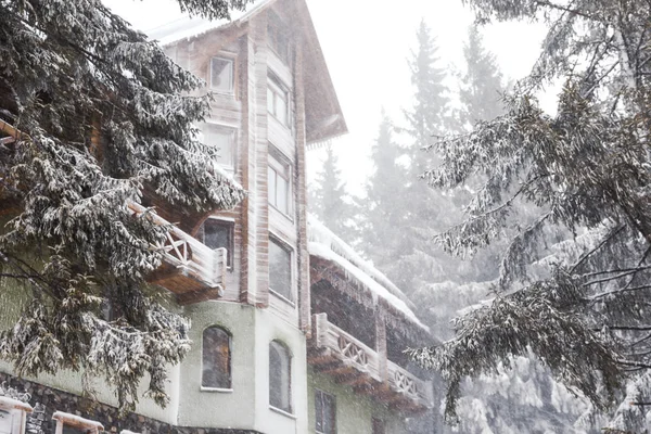 Schönes Modernes Hotel Einem Verschneiten Tag Winterurlaub — Stockfoto